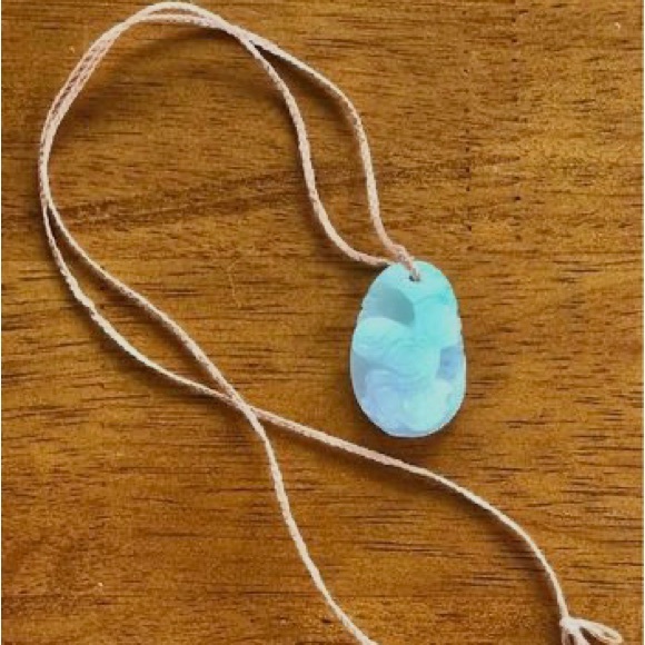 Monkey Jade pendant with hand woven string - Picture 5 of 9